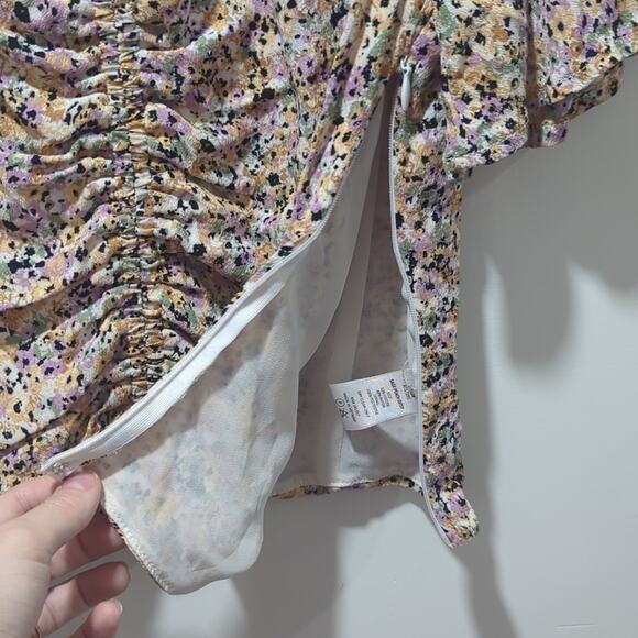 ASTR Revolve Flutter Sleeve Top Sage Peach Ditsy Floral Keyhole Blouse Size M - Picture 8 of 9